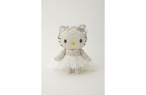 【写真を見る】スワロフスキーで超キラキラ！浜崎あゆみデザインのキティ型ロボット