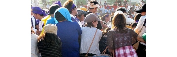 見ず知らずの人が集まり、綱曳きの後は“いちゃでぃばちょーで（出会った人はみんな兄弟）”の雰囲気でいっぱい
