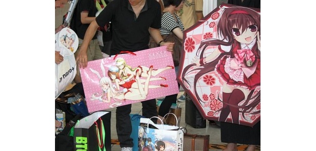 戦利品を見せてくれた参加者たち