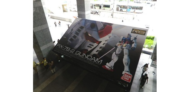 【写真を見る】施設の外観はガンプラのパッケージそのもの！