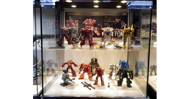約200体のガンプラが迎えてくれる