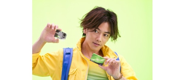 【写真を見る】格好良くキメる佐藤健さん！渡辺直美さんの灯籠姿も要チェック