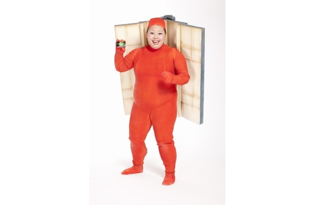 「Fit's LINK」を手にする渡辺直美さん