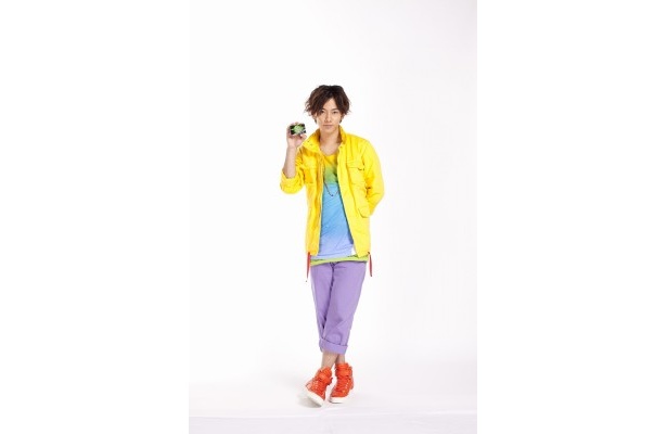 「Fit's LINK」を手にする佐藤健さん