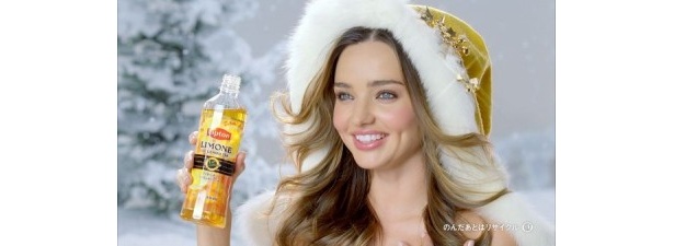 リプトン リモーネを一口飲んでご満悦の表情