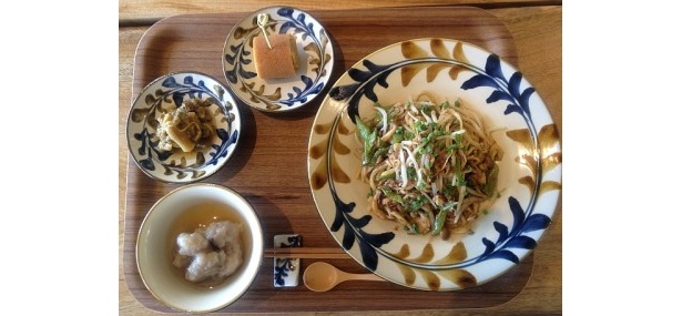 セットには、宜野湾産の田芋をつかった「ホロホロジューシー」と本日の小皿料理、デザート、ドリンクが付く