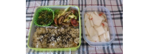 玄米にごま塩をかけると栄養満点！