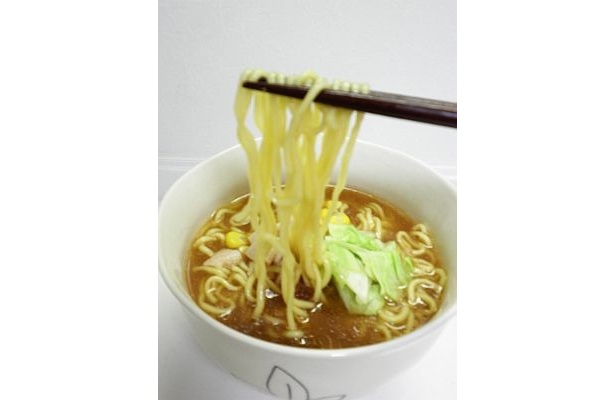 【写真を見る】生麺のような衝撃！美味しさの秘密はこの麺にあり