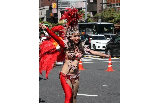 真っ赤な衣装で踊る出演者