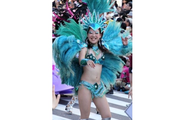 美しいグリーンの羽が目立つ