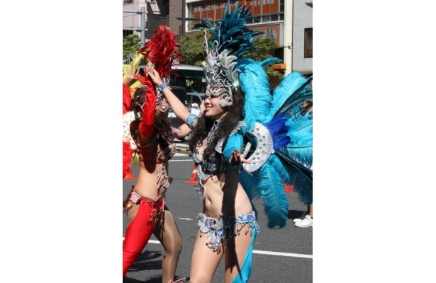 赤や青などカラフルな衣装の踊り子が揃っている