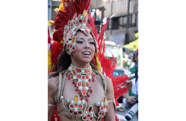 街では楽しいリズムに踊り出す外国人観光客も