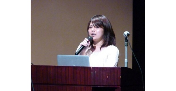 「Hello　World！　―世界の学生とスキル交換できるSNS―」をプレゼンした徳嶺あかりさん（琉球大学）