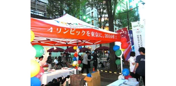 オリンピック招致を呼びかけるうちわなどを配布