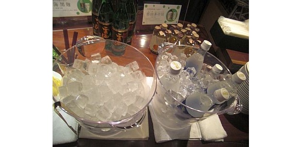 キンキンに冷やしたグラス一杯にロックアイスを入れてそばハイを作ろう！