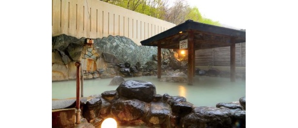 登別温泉・登別万世閣「お一人様￥2000～名湯登別温泉湯の花入浴剤お一人に1袋付き！スパ・リゾート＆室内プール＆昼食バイキング又は夕食バイキング！～」