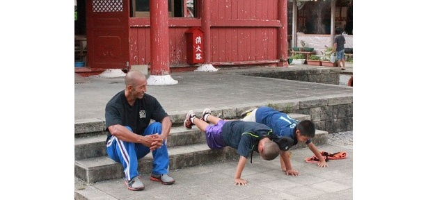 たまたま居合わせた男の子たちも筋トレ開始！
