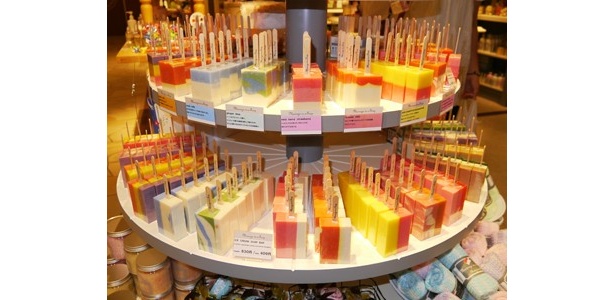 「メッセージ・インナ・ソープ」のアイスクリーム型ソープ「ICE CREAM SOAP BAR 」（65g・409円、100g・630円）