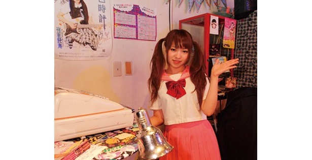 入店時に入店料を支払う。ここでもメイドさんが接客してくれるぞ！