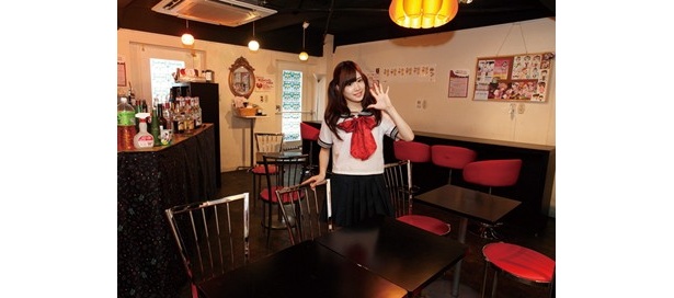 2階にあるのはカジュアルなカフェスペース。赤いイスが印象的