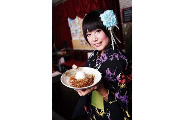 小悪魔系男の娘かぴのすけさん。「やきそばにバニラアイスをのせた、やきそバニラん(1110円)！食べてみて♪」