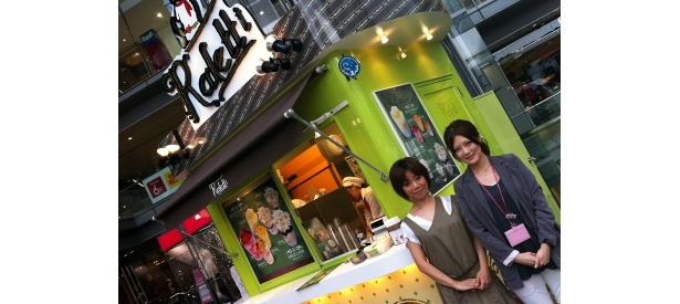 「ラレッティ」の店前で。左から「ラレッティ」の田中さんと近鉄百貨店広報の田原さん