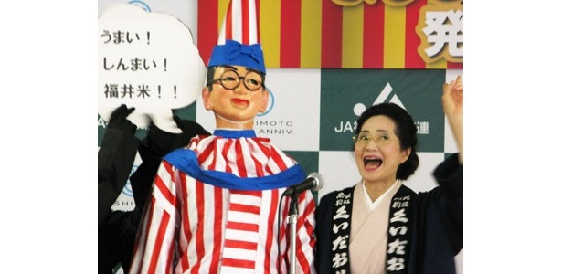 シャイなくいだおれ太郎に変わってキャッチコピーを発表する女将さん