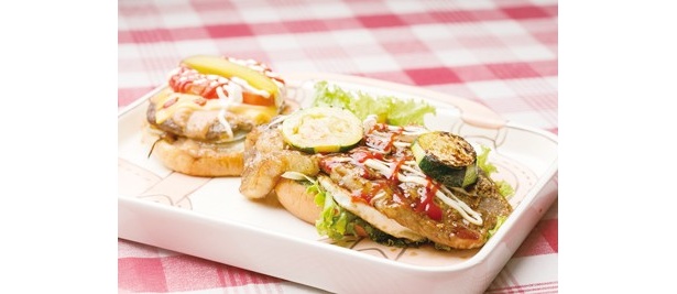 【写真を見る】この贅沢さ！三ヶ日牛のステーキたっぷりのバーガーはコチラ!!