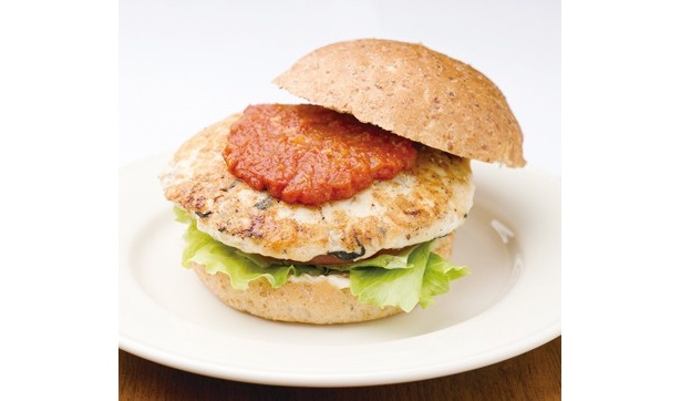 ヒジキ、レンコン入りの豆腐ハンバーグがサンドされたバーガー
