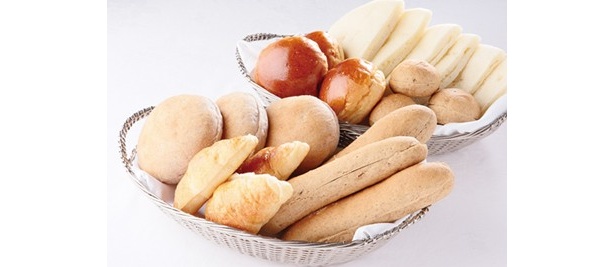 味や食感の異なる5種類のパンは自家製。サイズが小さめなのは、いろいろな組み合わせが楽しめるようにという配慮から