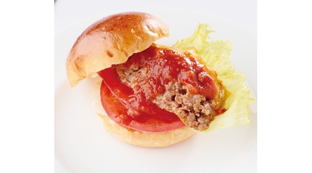 松阪牛100％のハンバーグにトマトソースを合わせ、ふんわりしたロールパンで三度。オーソドックスな組み合わせは老若男女を問わず人気が高い