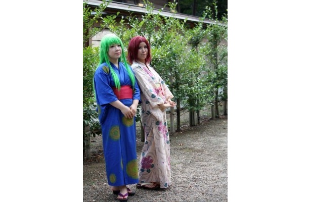 神社を背景に撮影できるとあって、浴衣姿で来場する人が目立つ