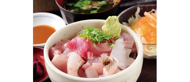 「博多 魚がし」の「ミックス丼」（600円、7：00～14：00のみ）。カンパチ、ヒラメなど6、7種の鮮魚が豪快にのる