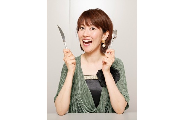 「博多　魚がし」をおすすめする若田部佳代さん。元ホークス・若田部健一投手の妻であり、HKT48・若田部遥をはじめ3人の子をもつママさんタレント