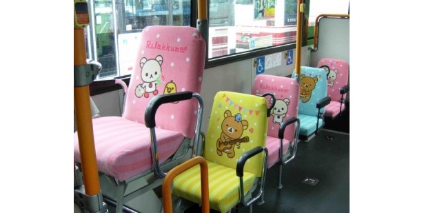 【写真を見る】ピンクやイエローの座席も！キュートな内装にも注目