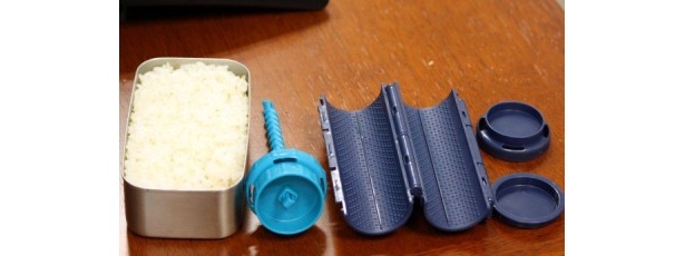 本体を縦半分に開いて、ごはんや具材を詰めれば出来上がり