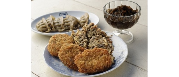 うるま市特産のもずくを使用した料理。定番のもずく酢に、もずく天ぷら、もずくコロッケ、もずくギョーザともずくづくし