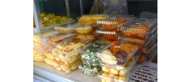 沖縄のソウルフード・天ぷらは、気軽にパックや紙袋に入れて売られている