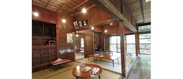 古民家食堂の店内は、沖縄風の仏壇が中央に存在