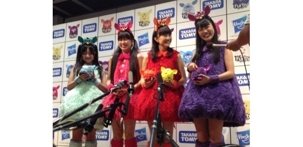 笑顔が止まらない囲み取材での4人