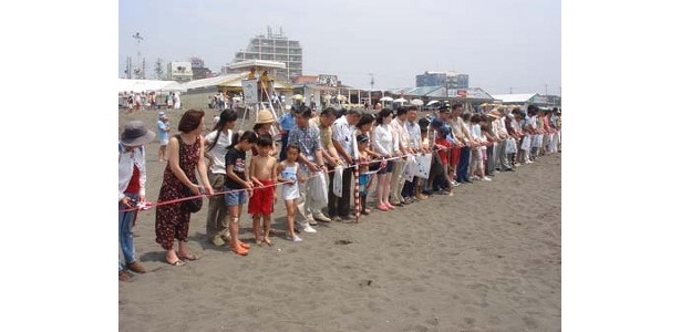 先着100人が参加する毎年恒例のテープカットで、茅ヶ崎の夏がスタート