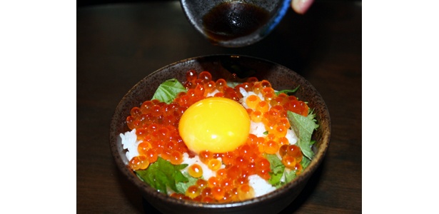 「SHIBUYA DINING ぷん楽」で食べられる「いくらと青じそのたまごまんま」（480円）。この値段でこのイクラの量はギリギリなんだとか。