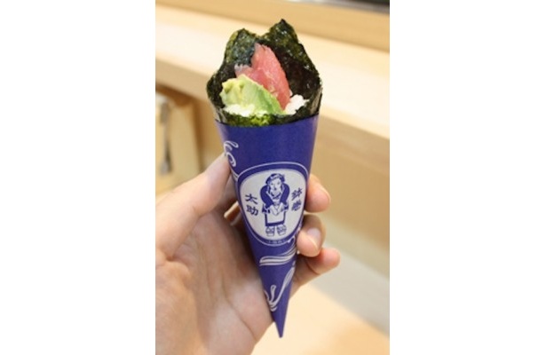 【写真を見る】築地新名物になるか!?円すい型スリーブで食べ歩きしやすい「末広手巻」は100円でマグロもたっぷり！