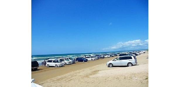 石川県の「千里浜なぎさドライブウェイ」。波打ち際を自動車で走ることができる観光道路