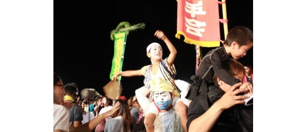 会場の観客・演者みんなで“カチャーシー”！
