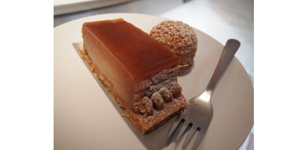 りんごを薄くミルフィーユ状に重ねて焼き上げた「タルトタタン」。