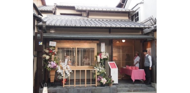 京都ならではの、一軒家型のたたずまいにポップなパリの感覚を融合させたユニークな店舗。