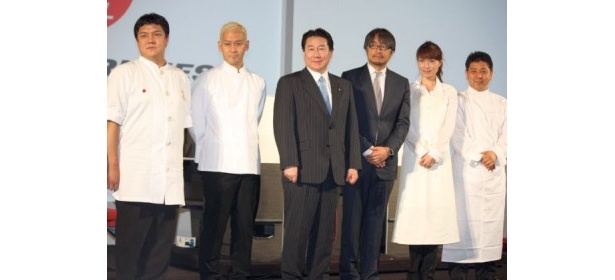 ドリームチームのメンバーは山本征治シェフ、山田チカラシェフ、狐野扶実子さん、下村浩司シェフ