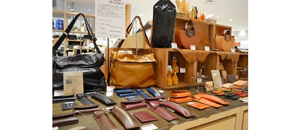 使い勝手の良さそうな革製品も発売
