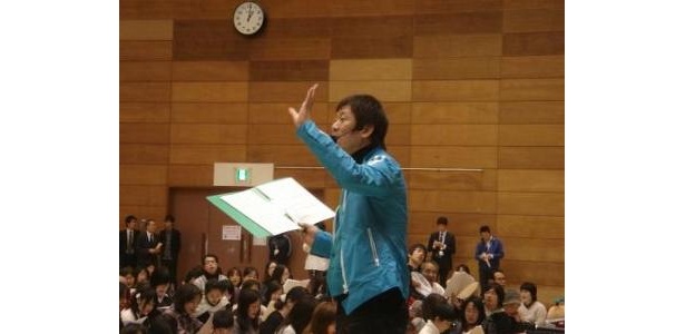 歌唱指導の先生が優しく丁寧に発声方法を教授